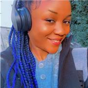 Professeur particulier donne des cours aux élèves du collège à domicile et en ligne